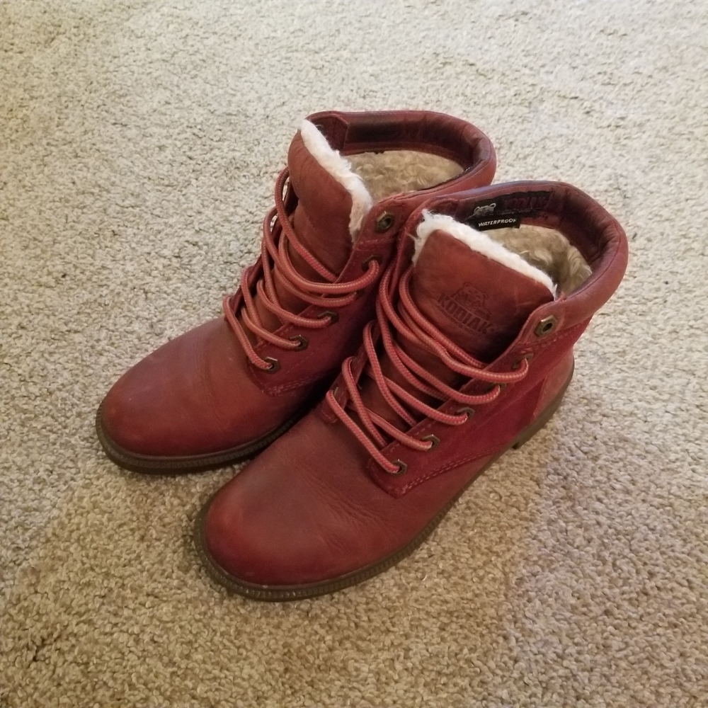 Raspberry leather Kodiak winter boots, sz 6